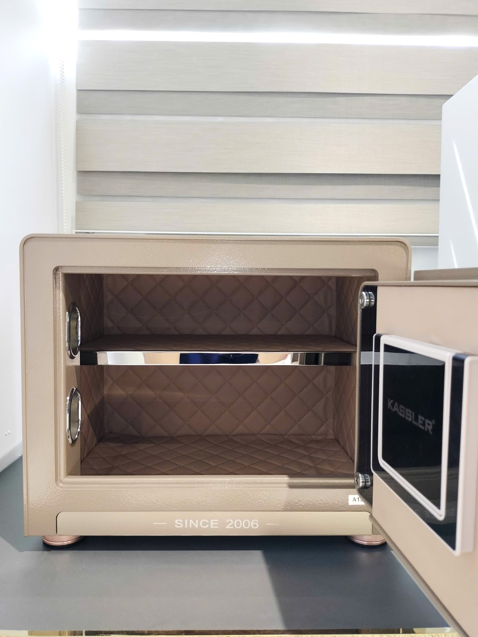 Nội thất của két thông minh mini kassler kl-30S2II